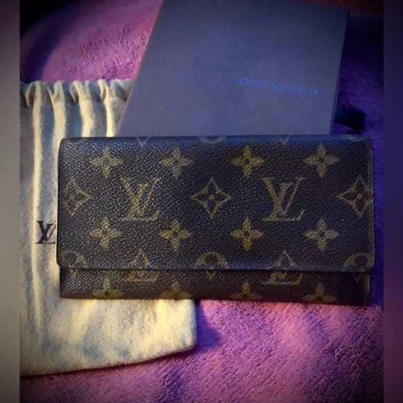 Louis Vuitton Long Bi-Fold Wallet - Picture 2 of 9